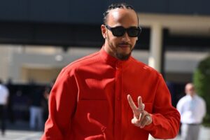 Lewis Hamilton faz sua estreia com o macacão da Ferrari e celebra novo capítulo na F1